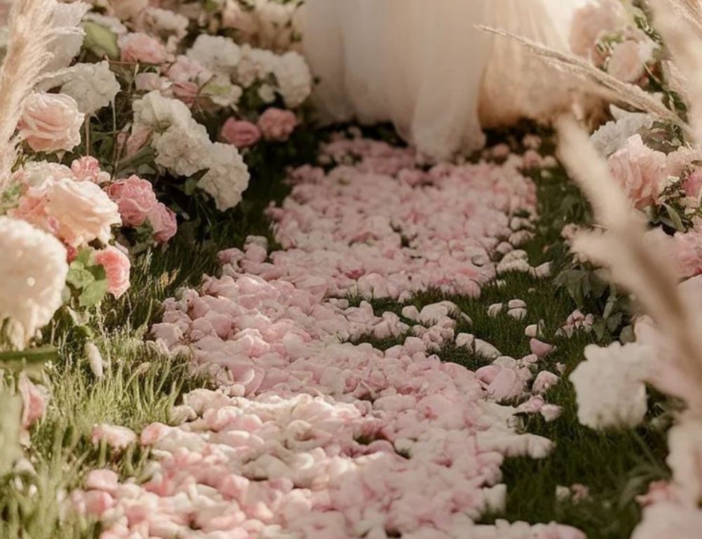 5 Different Ways to Use Petals as a 2026 Bride